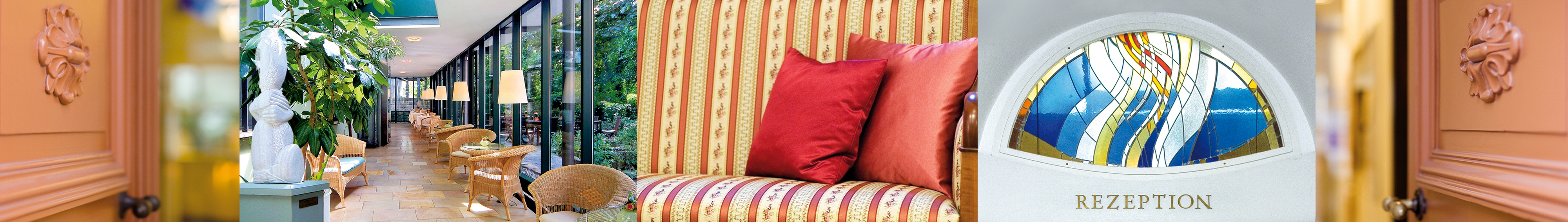 Ein Hotelinterieur - perfekt für ein Headerbild Hotel Martha Dresden - zeigt eine sonnenbeschienene Lounge mit Korbsesseln und Pflanzen, ein gestreiftes Sofa mit bunten Kissen und ein dekoratives Empfangsschild mit Buntglasdetails.